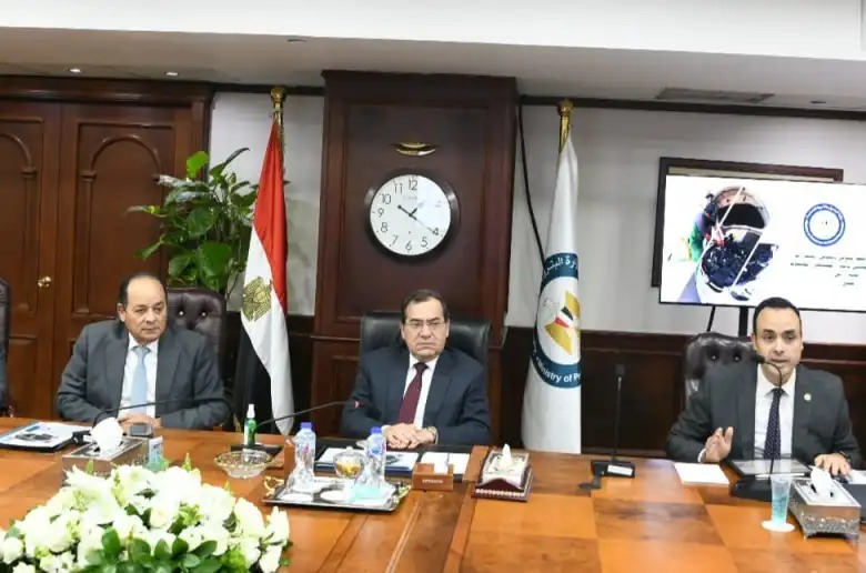 الملا يستعرض موقف مبادرة التوسع في تحويل السيارات للعمل بالغاز